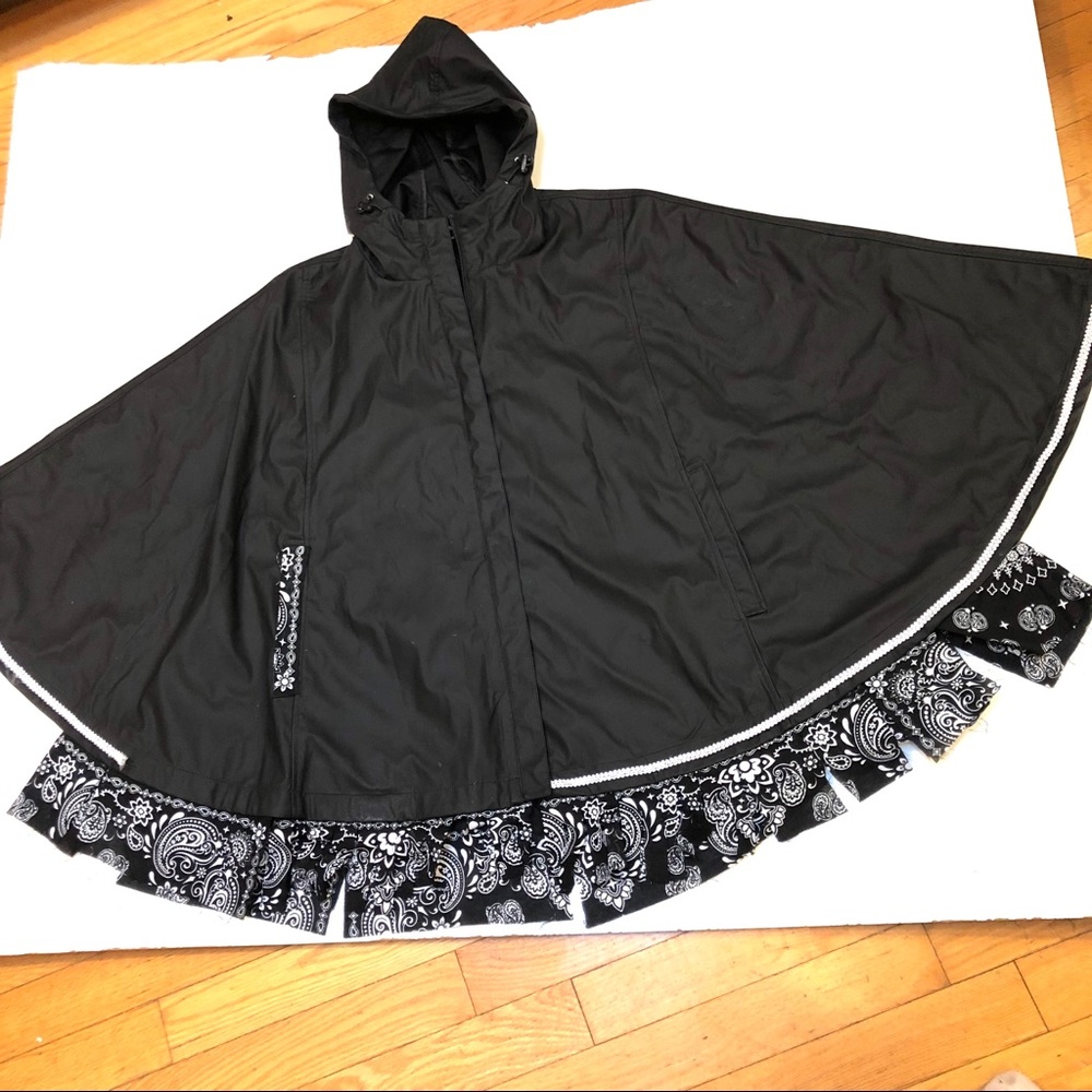 32° COOL women’s Rain Cape. Sz S /M  Black w/ white trim.  Hooded
